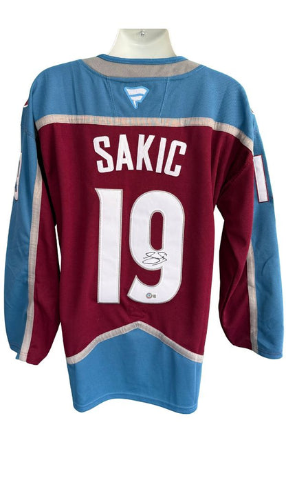 Joe Sakic – Chandail Réplique Colorado Avalanche Autographié – Beckett Authentifié